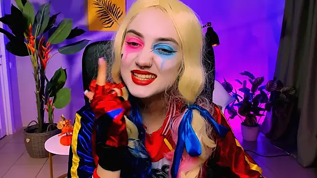 olivianorton online show from October 31, 2025, 3:02 pm