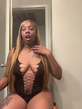 Snapshot of ObsessedWLyla chatting on October 31, 2025, 7:09 am ObsessedWLyla online show from October 31, 2025, 7:09 am