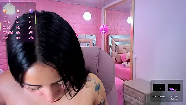  laaura  online show from November 20, 2025, 7:24 pm