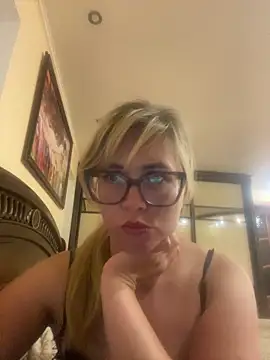 Crystal00Girl online show from September 17, 2025, 9:16 pm