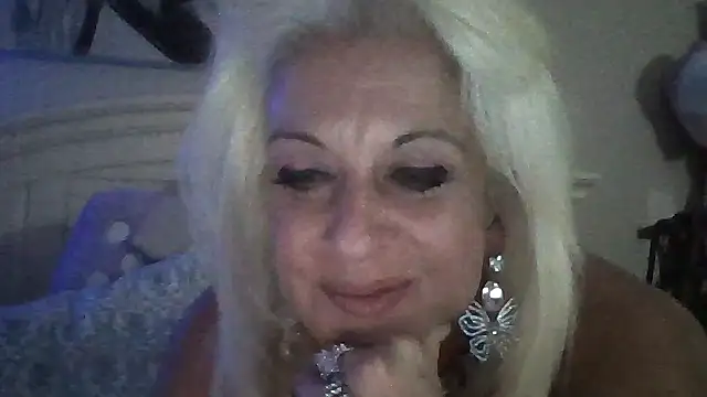 Snapshot of StacysMomXOXO chatting on October 22, 2025, 3:29 am StacysMomXOXO online show from October 22, 2025, 3:29 am