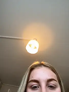 Snapshot of Layla_20_ chatting on October 6, 2025, 12:02 pm Layla 20 online show from October 6, 2025, 12:02 pm