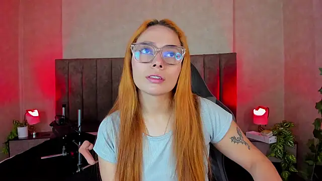 Snapshot of LanaMills_ chatting on October 19, 2025, 5:08 am LanaMills online show from October 19, 2025, 5:08 am