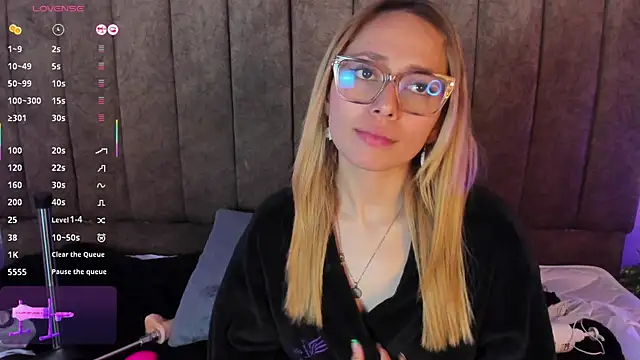 Snapshot of LanaMills_ chatting on November 9, 2025, 3:43 pm LanaMills online show from November 9, 2025, 3:43 pm