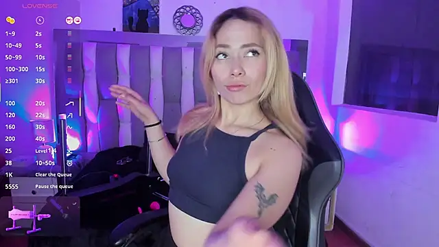 Snapshot of LanaMills_ chatting on November 18, 2025, 5:12 am LanaMills online show from November 18, 2025, 5:12 am