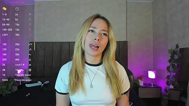 Snapshot of LanaMills_ chatting on December 1, 2025, 3:55 am LanaMills online show from December 1, 2025, 3:55 am