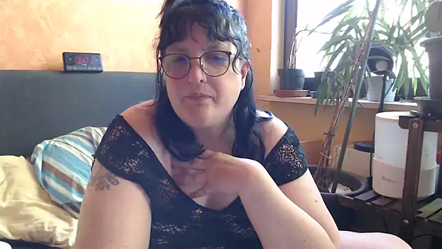 Snapshot of ladyfrombonn chatting on April 19, 2026, 2:05 pm ladyfrombonn online show from April 19, 2026, 2:05 pm