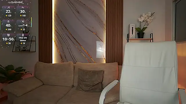 MilaCrave online show from November 7, 2025, 11:43 am