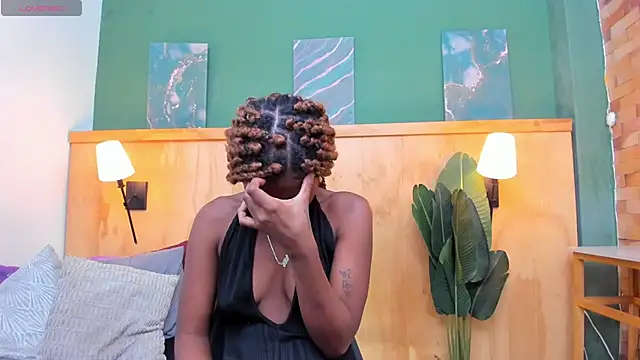 halleylorens online show from April 18, 2026, 7:58 pm