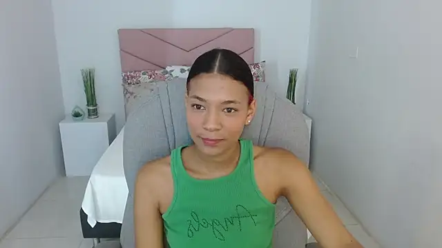 SarayVega  online show from September 13, 2025, 6:51 pm