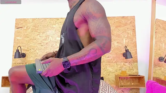 santiblack7 online show from October 4, 2025, 6:39 pm