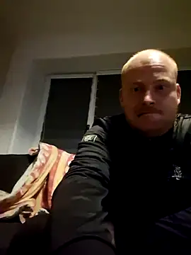 svenni2525 online show from October 6, 2025, 4:43 am