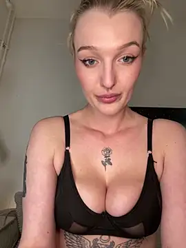 Snapshot of lovecassyrose chatting on April 23, 2026, 1:24 pm lovecassyrose online show from April 23, 2026, 1:24 pm