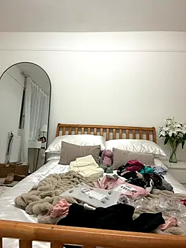 Snapshot of MilaRenee chatting on October 15, 2025, 6:19 pm MilaRenee online show from October 15, 2025, 6:19 pm