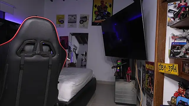 logan hugh8 online show from March 16, 2026, 3:34 am