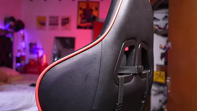 logan hugh8 online show from April 4, 2026, 6:16 pm