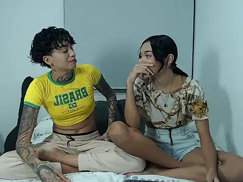 Snapshot of ParisAndVi chatting on September 19, 2025, 11:38 pm ParisAndVi online show from September 19, 2025, 11:38 pm