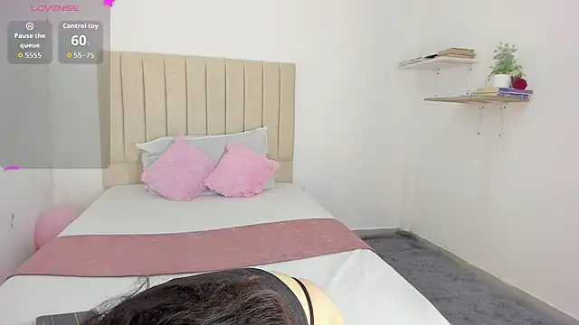 sashaa petit online show from September 27, 2025, 11:15 am