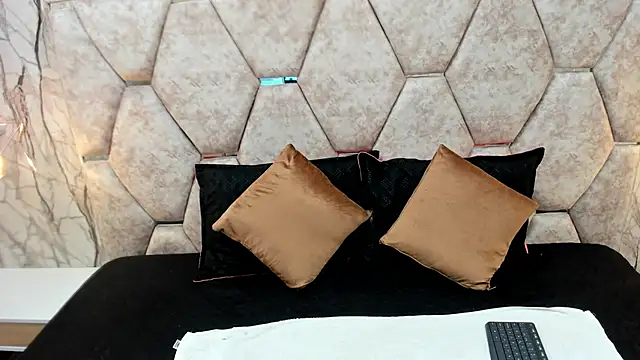 EXOTIC EBONY  online show from September 26, 2025, 7:07 pm