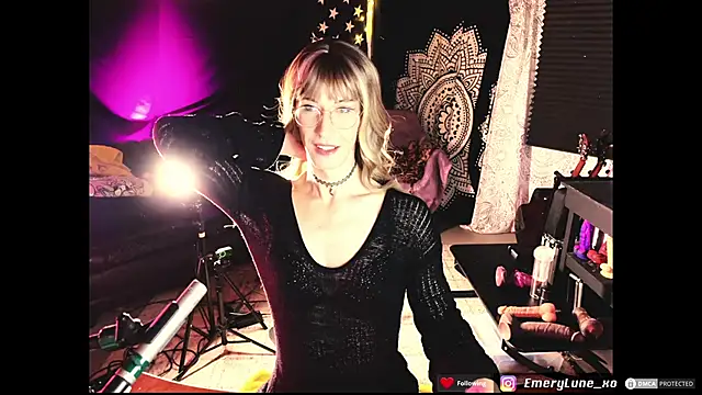 Snapshot of EmeryLune_xo chatting on June 10, 2026, 2:12 am EmeryLune xo online show from June 10, 2026, 2:12 am