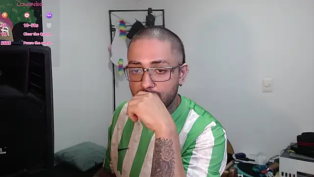 nicolastorres99 online show from December 22, 2025, 4:09 am