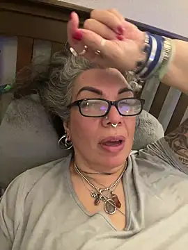 dieseldame1313 online show from February 12, 2025, 2:24 am