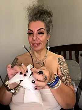 dieseldame1313 online show from November 3, 2025, 9:54 am