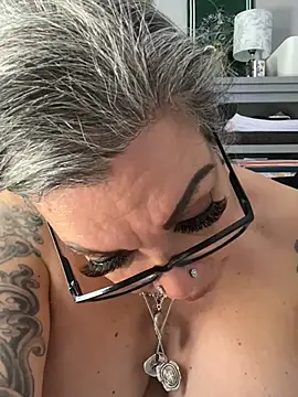 dieseldame1313 online show from April 5, 2026, 10:07 pm