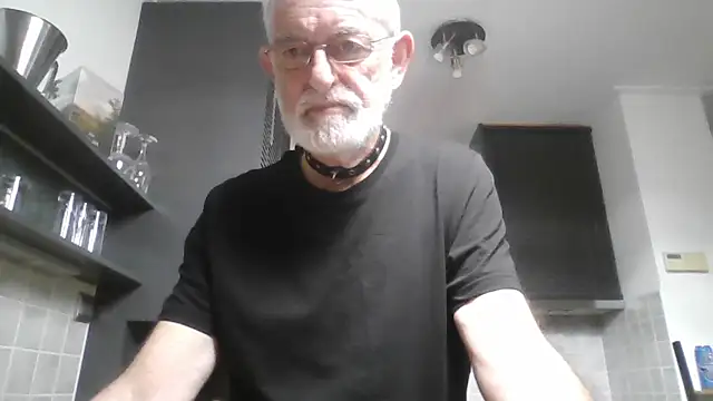 Snapshot of ewaldwillems99 chatting on October 21, 2025, 2:40 pm ewaldwillems99 online show from October 21, 2025, 2:40 pm