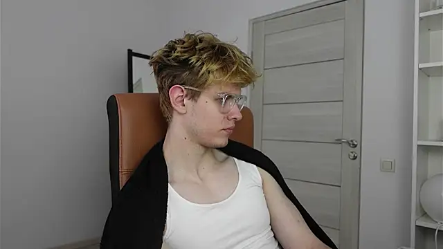 Logan Fraser online show from October 5, 2025, 12:25 pm