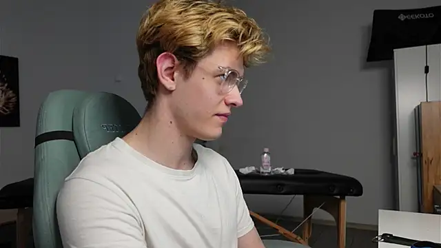 Logan Fraser online show from October 14, 2025, 1:45 pm