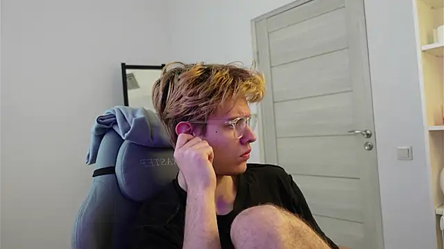 Logan Fraser online show from October 18, 2025, 1:23 pm