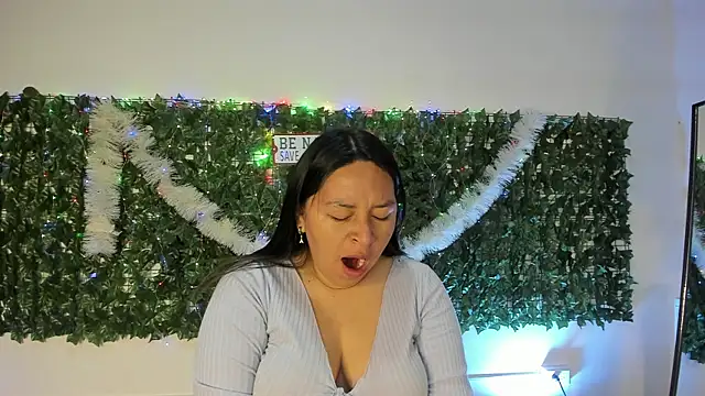 BellaRoux1 online show from December 17, 2025, 12:00 pm