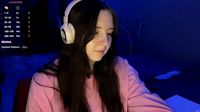 LauretteRagar online show from November 18, 2025, 6:23 pm