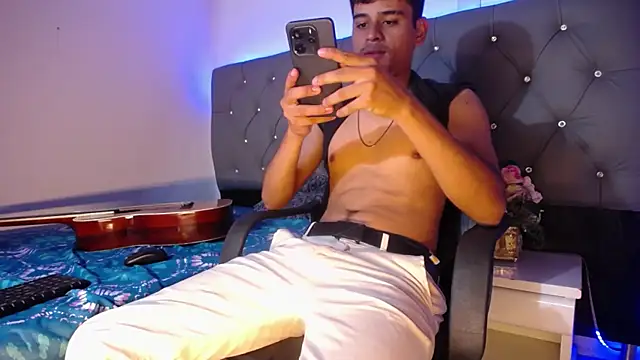 Charlie Cock  online show from November 12, 2025, 4:24 am