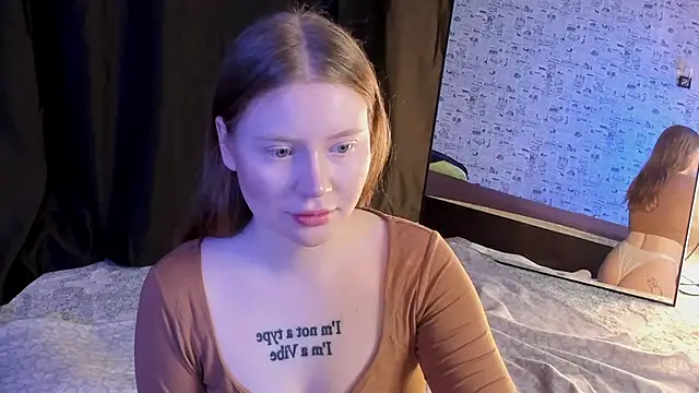 Snapshot of Lillie_Berry chatting on October 10, 2025, 4:33 am Lillie Berry online show from October 10, 2025, 4:33 am