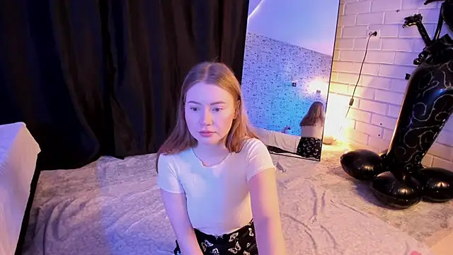 Snapshot of Lillie_Berry chatting on November 5, 2025, 4:34 am Lillie Berry online show from November 5, 2025, 4:34 am