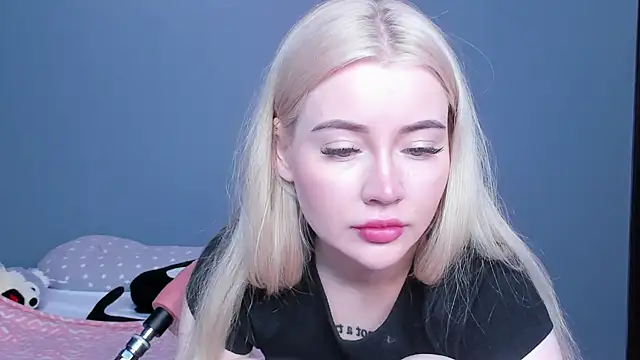 Snapshot of Lillie_Berry chatting on May 12, 2026, 5:04 am Lillie Berry online show from May 12, 2026, 5:04 am