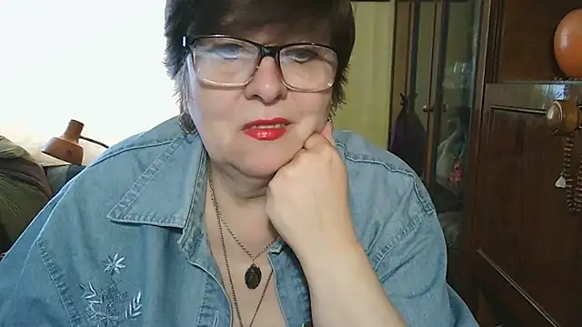 VeronicaGold511 online show from May 17, 2026, 8:23 am