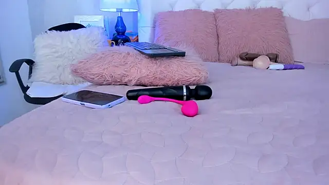 Yara Bliss  online show from November 17, 2025, 4:13 pm