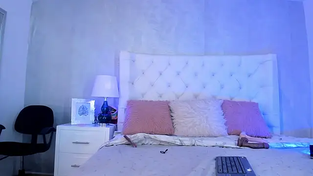 Yara Bliss  online show from December 2, 2025, 3:40 pm