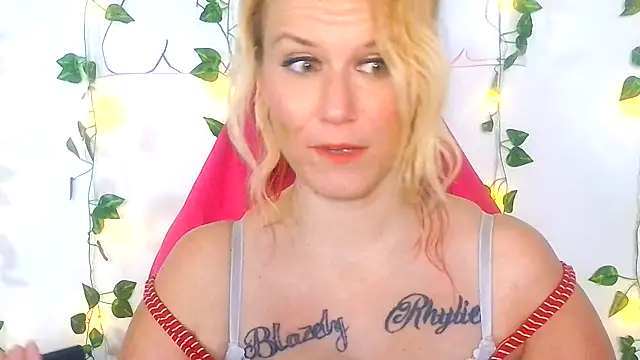 Snapshot of RhondaRump chatting on May 7, 2026, 8:58 pm RhondaRump online show from May 7, 2026, 8:58 pm