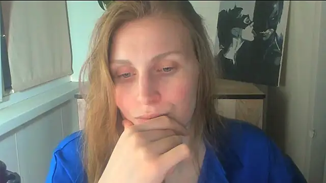 JuliaMuuun online show from April 18, 2026, 7:07 pm