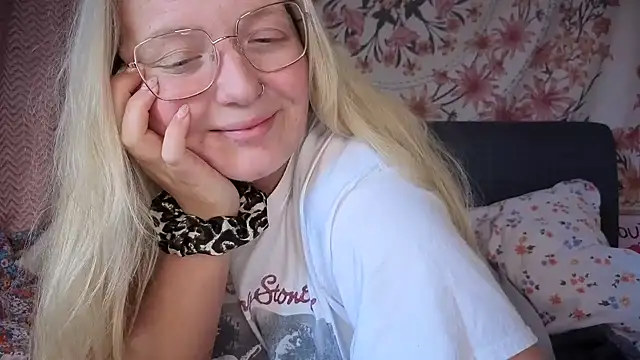 Snapshot of Daisyxoxo_ chatting on December 2, 2025, 10:20 am Daisyxoxo online show from December 2, 2025, 10:20 am