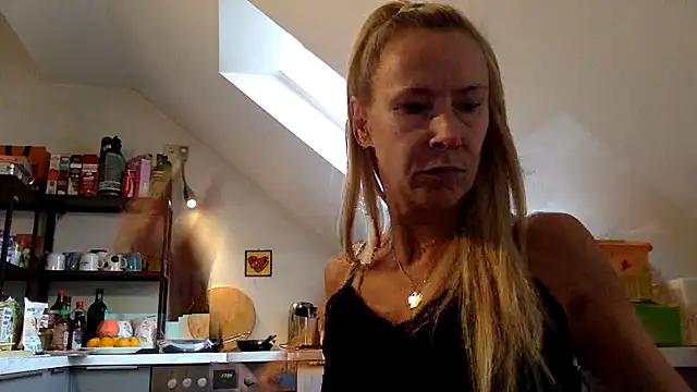 blondi2077 online show from September 12, 2025, 1:22 pm