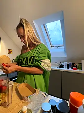 blondi2077 online show from October 9, 2025, 3:43 pm