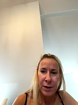 blondi2077 online show from October 11, 2025, 10:47 am