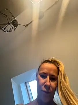 blondi2077 online show from October 25, 2025, 1:29 pm