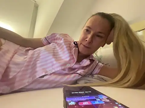 blondi2077 online show from October 26, 2025, 10:04 pm