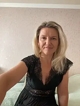 Snapshot of AliceSwan4011 chatting on September 13, 2025, 1:44 pm AliceSwan4011 online show from September 13, 2025, 1:44 pm